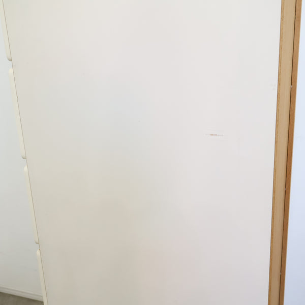 スリムなレトロ収納棚・キャビネット