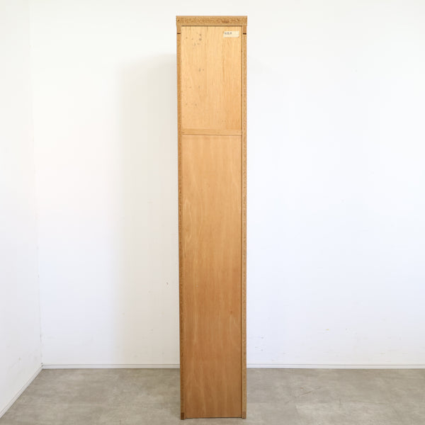 スリムなレトロ収納棚・キャビネット