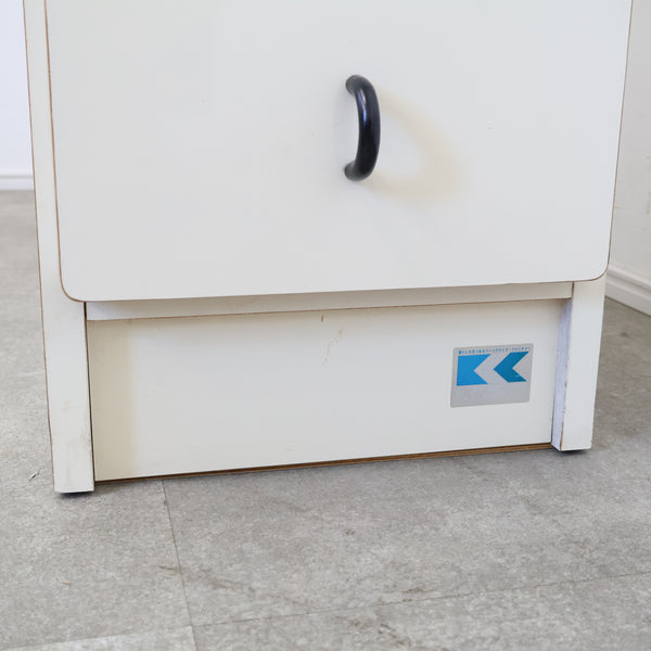 スリムなレトロ収納棚・キャビネット