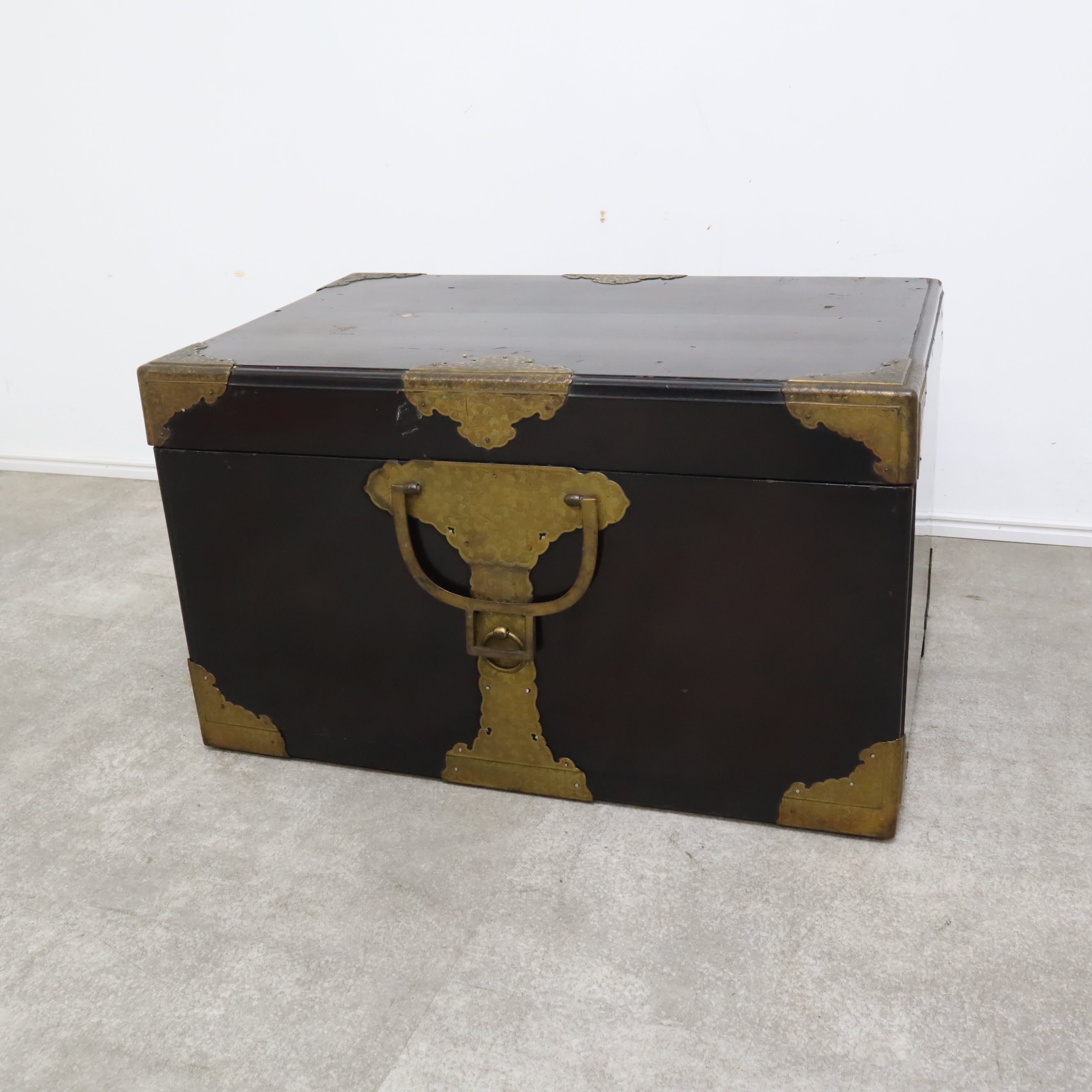 真鍮金具が目を引く！漆塗りの挟箱（はさみばこ） – バナルオンライン