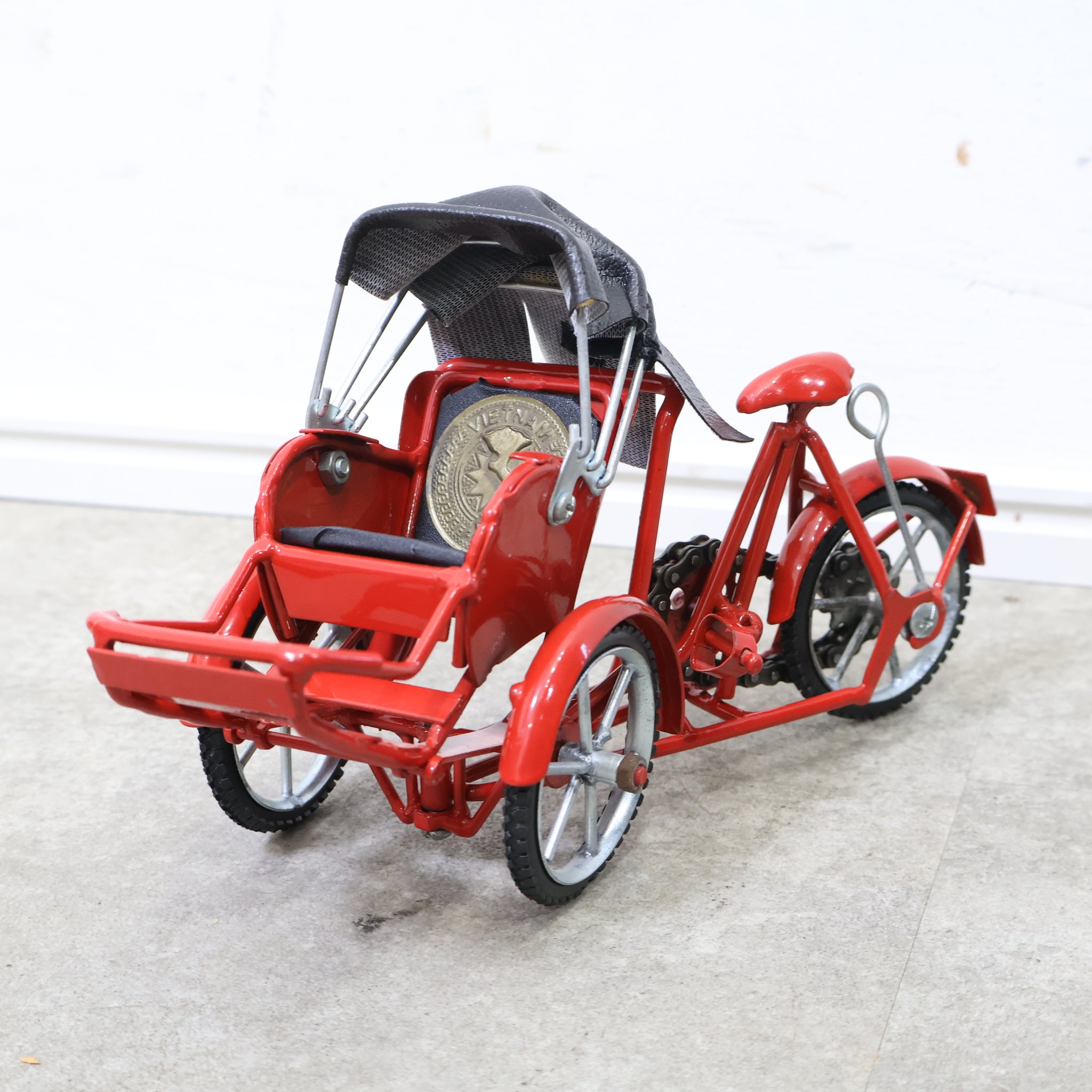 ベトナムの赤い三輪車型シクロのオブジェ