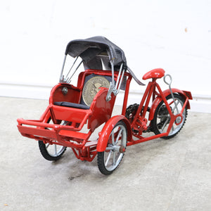 ベトナムの赤い三輪車型シクロのオブジェ
