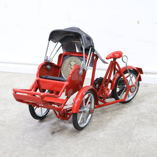 ベトナムの赤い三輪車型シクロのオブジェ