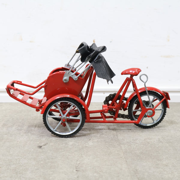 ベトナムの赤い三輪車型シクロのオブジェ
