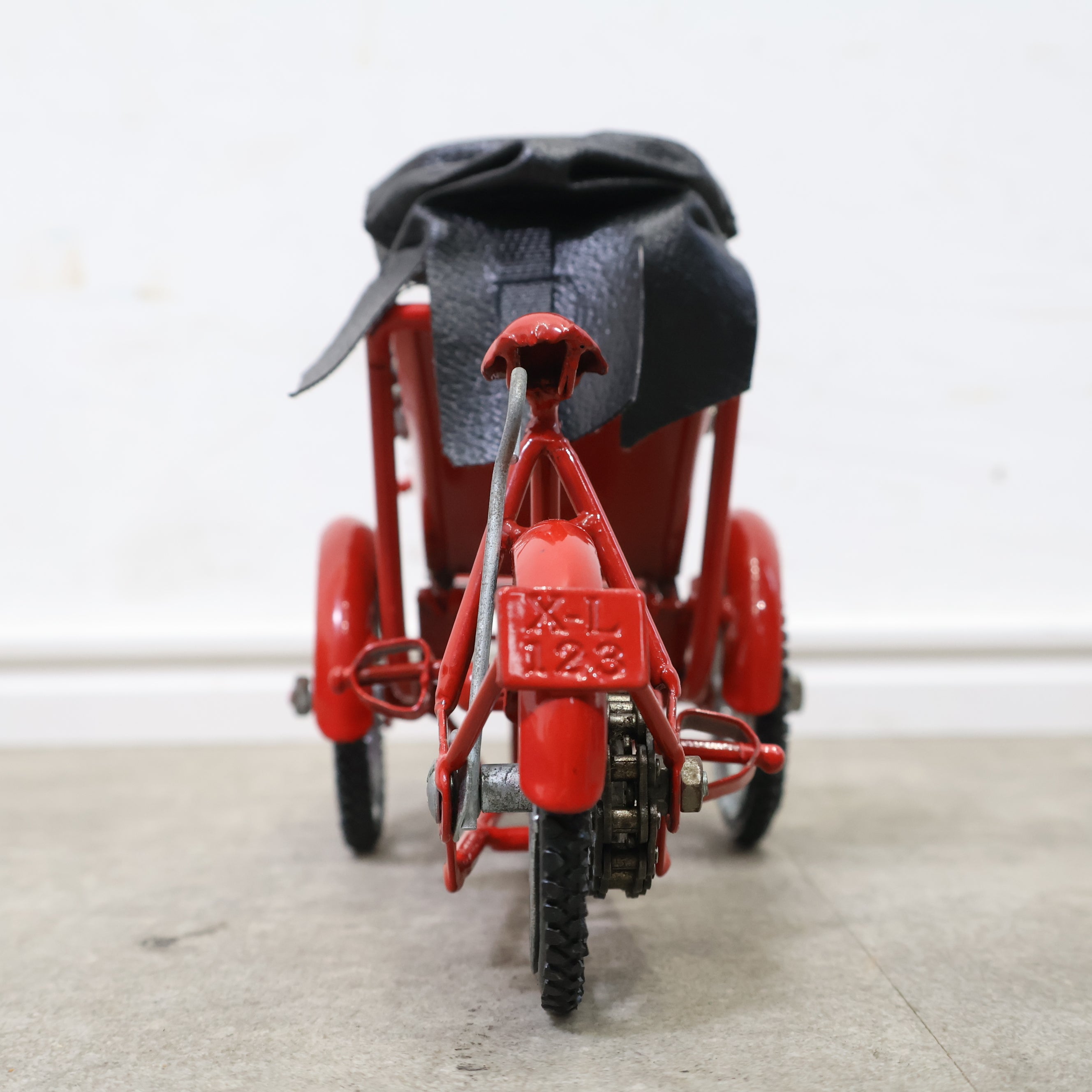 ベトナムの赤い三輪車型シクロのオブジェ – バナルオンラインショップ