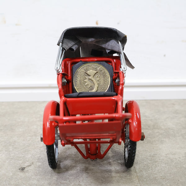 ベトナムの赤い三輪車型シクロのオブジェ