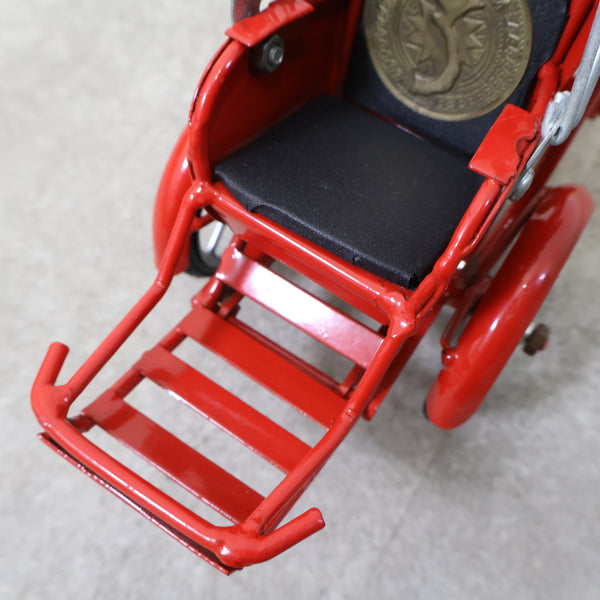 ベトナムの赤い三輪車型シクロのオブジェ