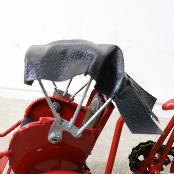 ベトナムの赤い三輪車型シクロのオブジェ
