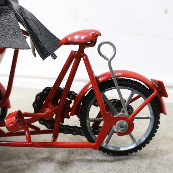 ベトナムの赤い三輪車型シクロのオブジェ