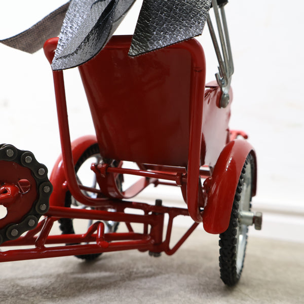 ベトナムの赤い三輪車型シクロのオブジェ