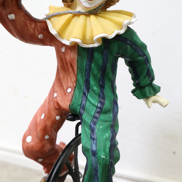 一輪車に乗ったピエロのオブジェ
