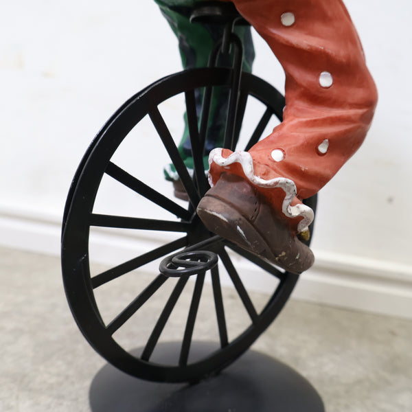 一輪車に乗ったピエロのオブジェ