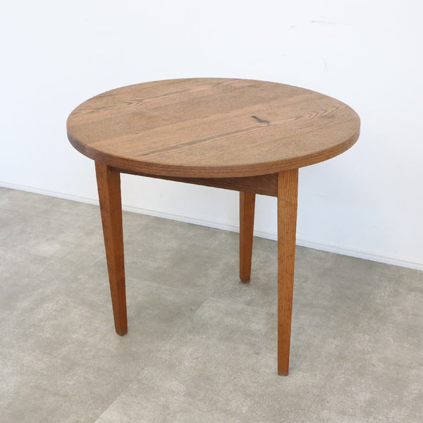木目のシンプルなラウンドテーブル