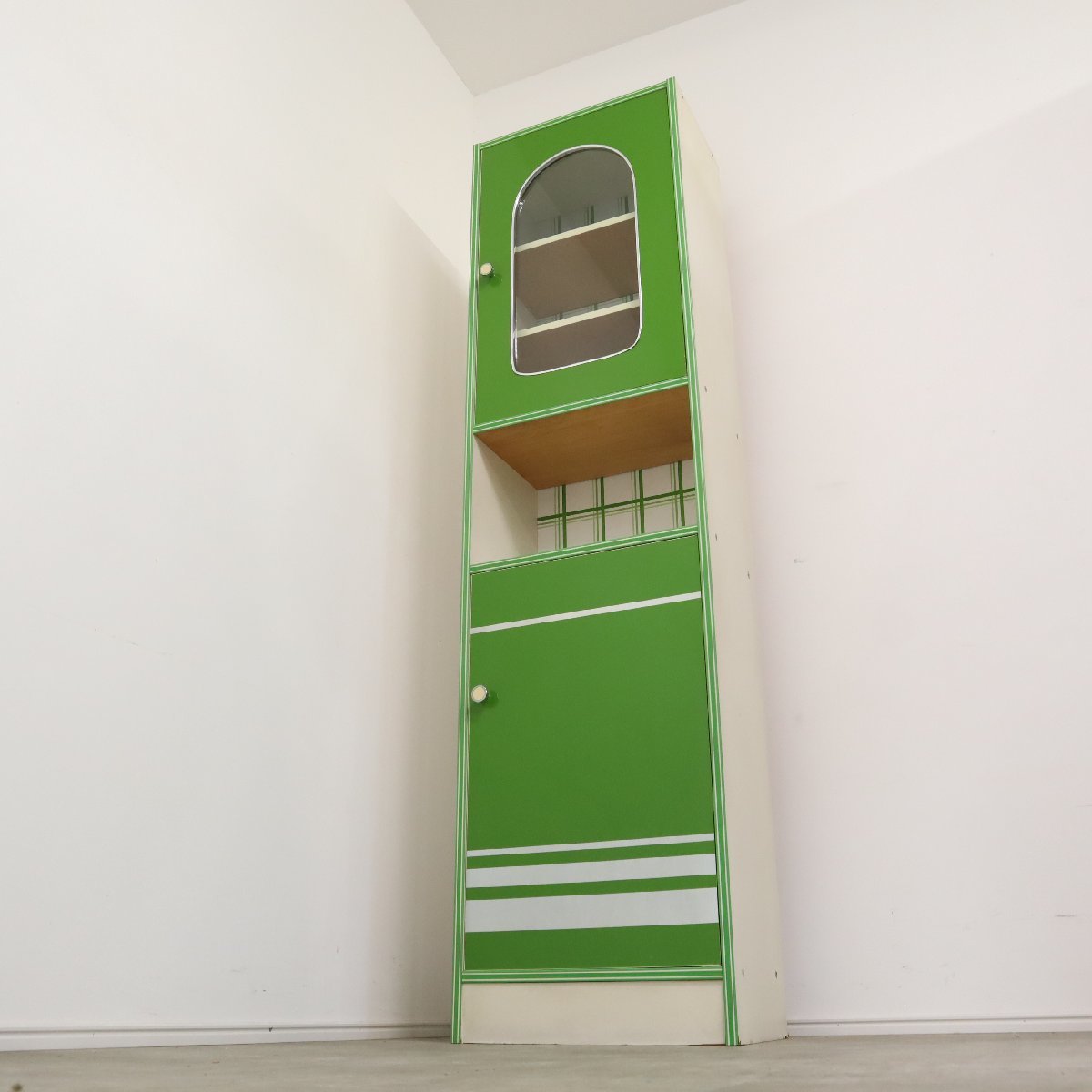 アーチ窓のついたレトロポップな食器棚 – バナルオンラインショップ