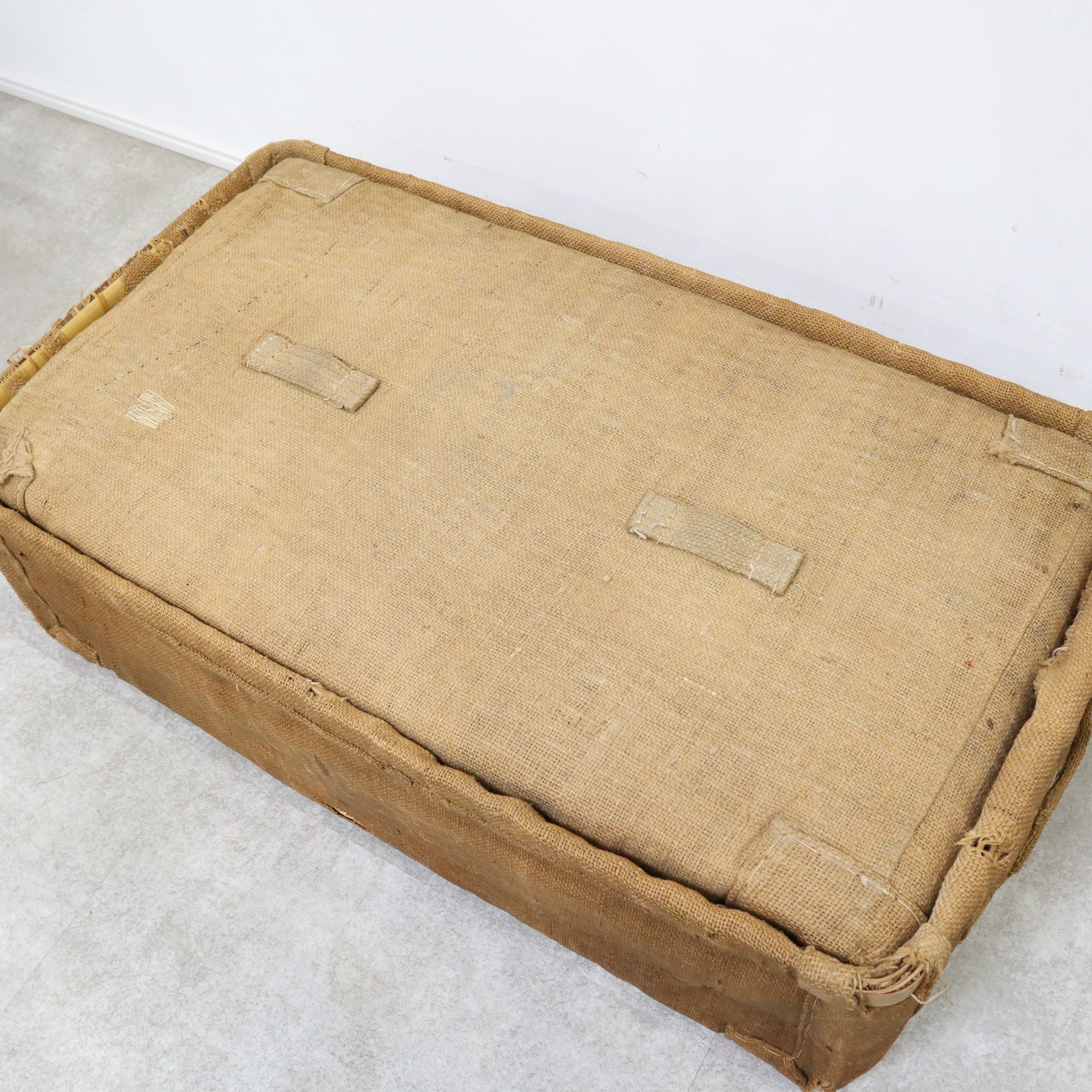 使い込まれたレトロな柳行李（やなぎこうり） – バナル