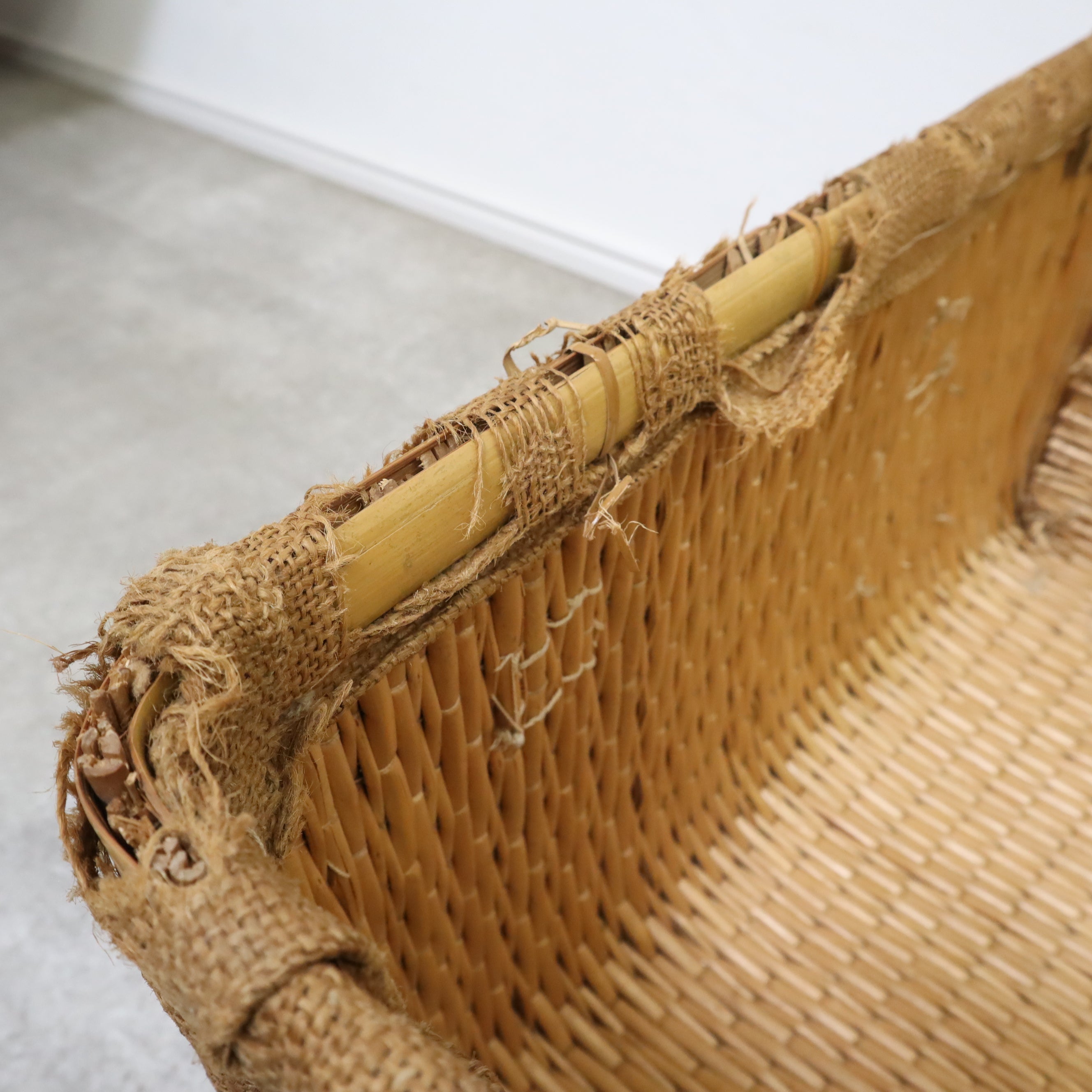 使い込まれたレトロな柳行李（やなぎこうり） – バナル