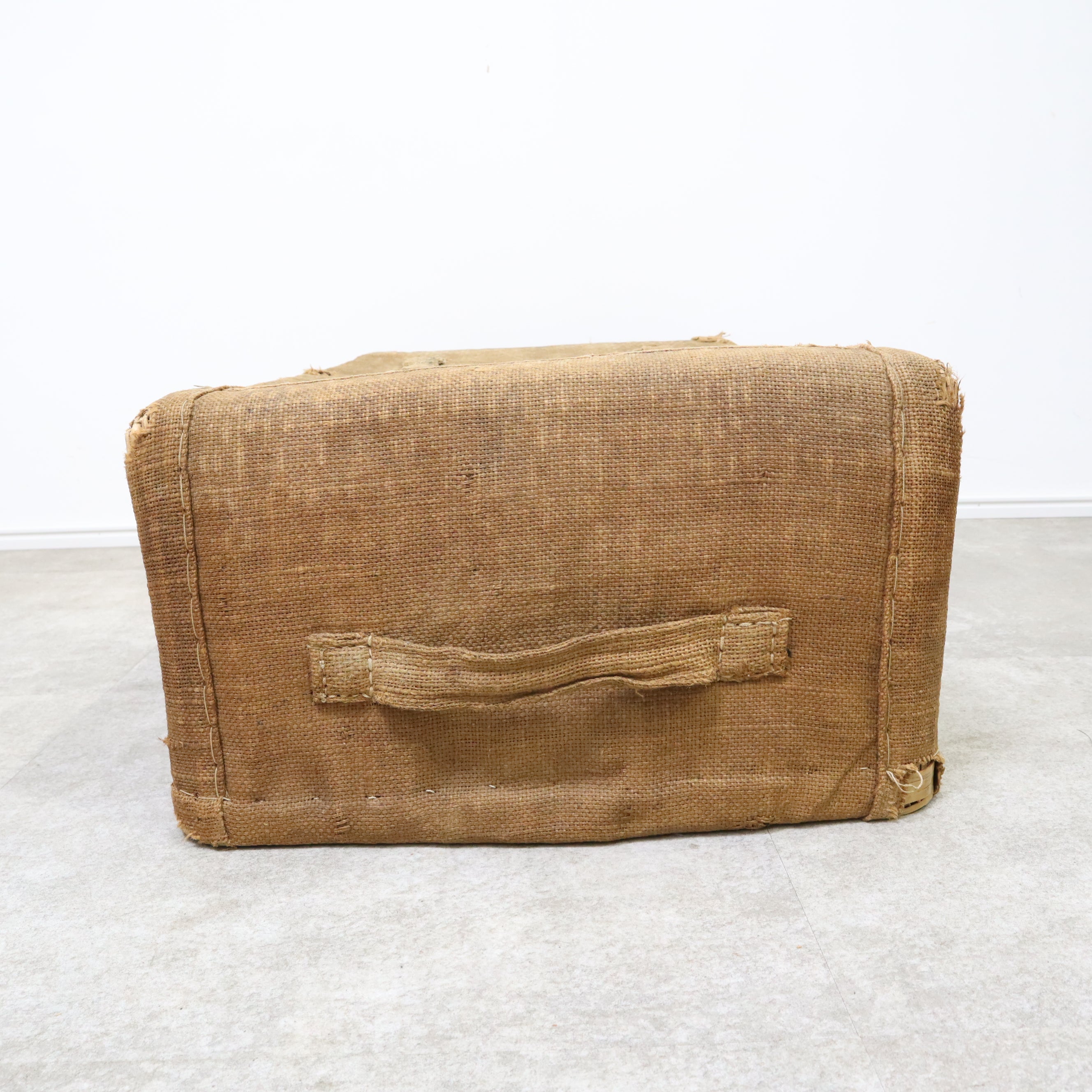 使い込まれたレトロな柳行李（やなぎこうり） – バナル