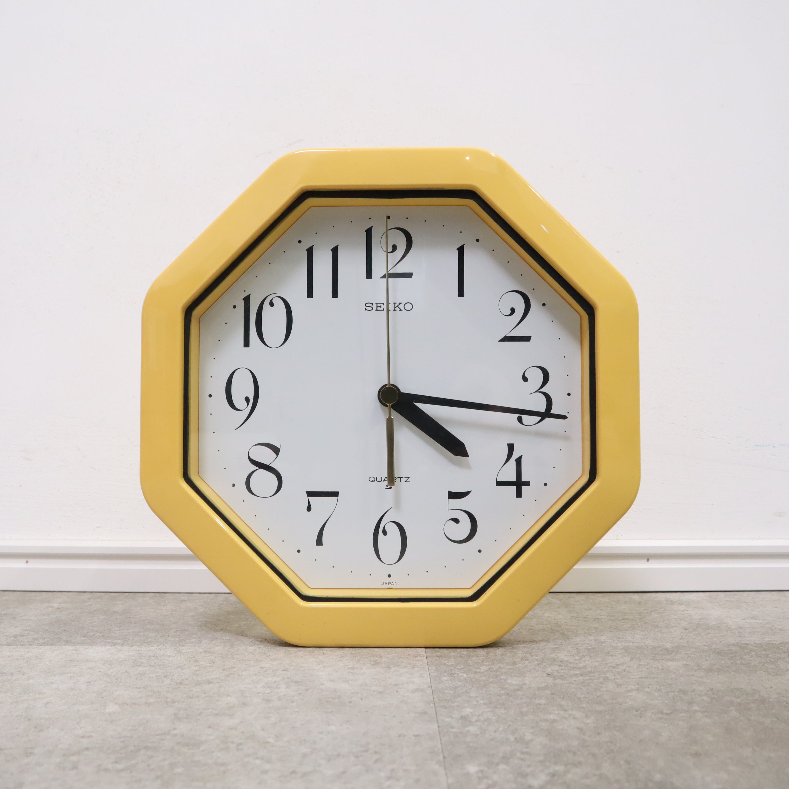 時計　掛け時計　昭和　レトロ　ポップ　ビィンテージ レトロポップな淡いイエローの掛け時計 – バナルオンラインショップ