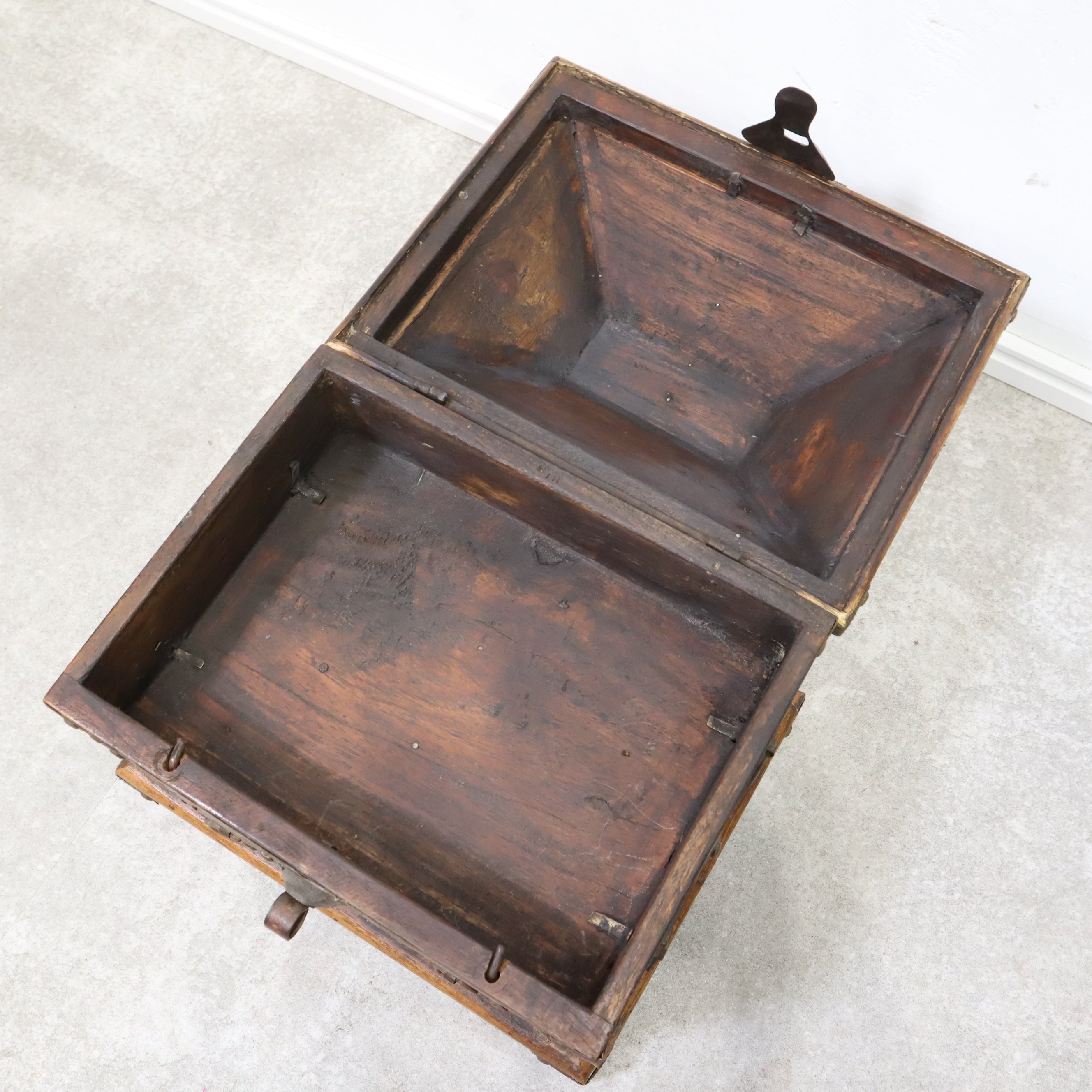 antique 古家具　江戸後期　鋲打ち　木箱 鋲打ちがカッコいい重厚な木箱・小物入れ – バナルオンラインショップ