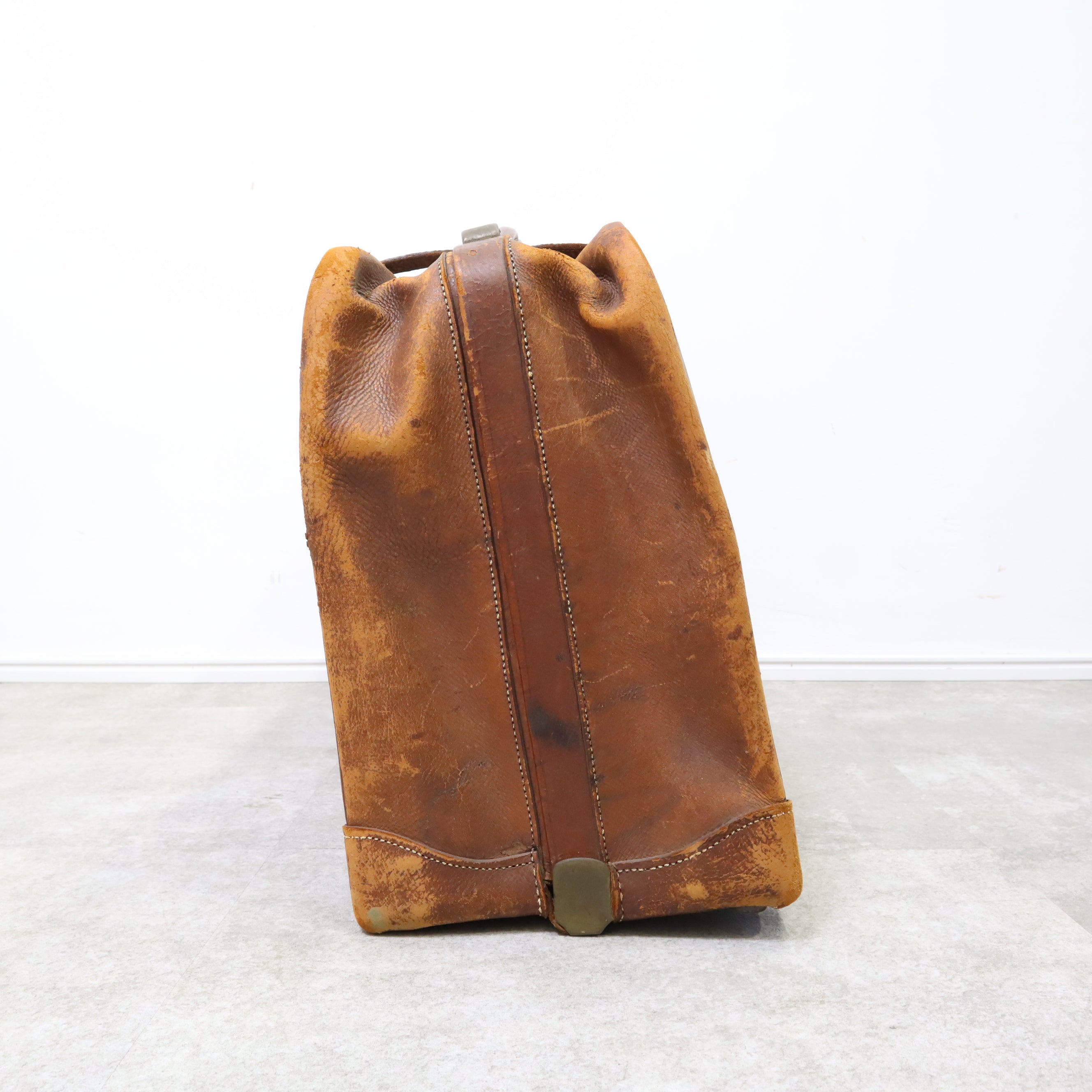 カービング　本革　ヴィンテージ　アンティーク　ボストン収納 雰囲気最高！ヴィンテージ 本革トランクケース/ボストンバッグ