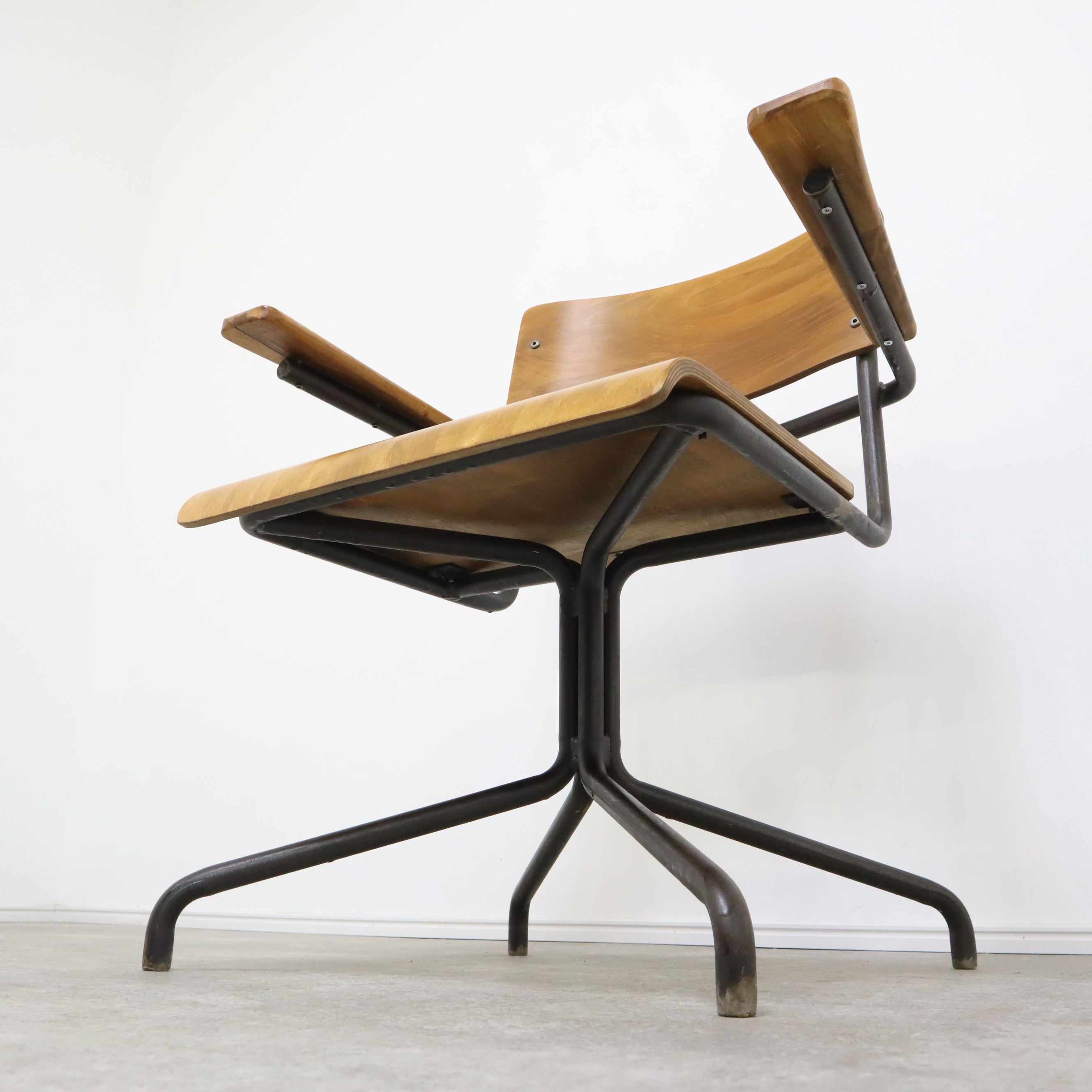 【廃番品 レア】アデペシュ a.depeche アイアンチェア 廃番品 レア】アデペシュ a.depeche アイアンチェア 廃番品 レア