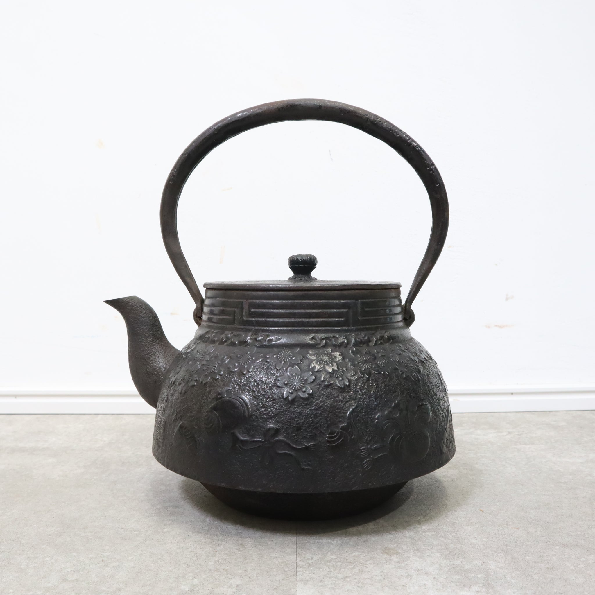 ＵＳＥＤ品　南部正晴堂　石峰作　糸目南部形１３型唐銅蓋 飾摘　南部鉄瓶　南部鉄器 6slp41.jpg