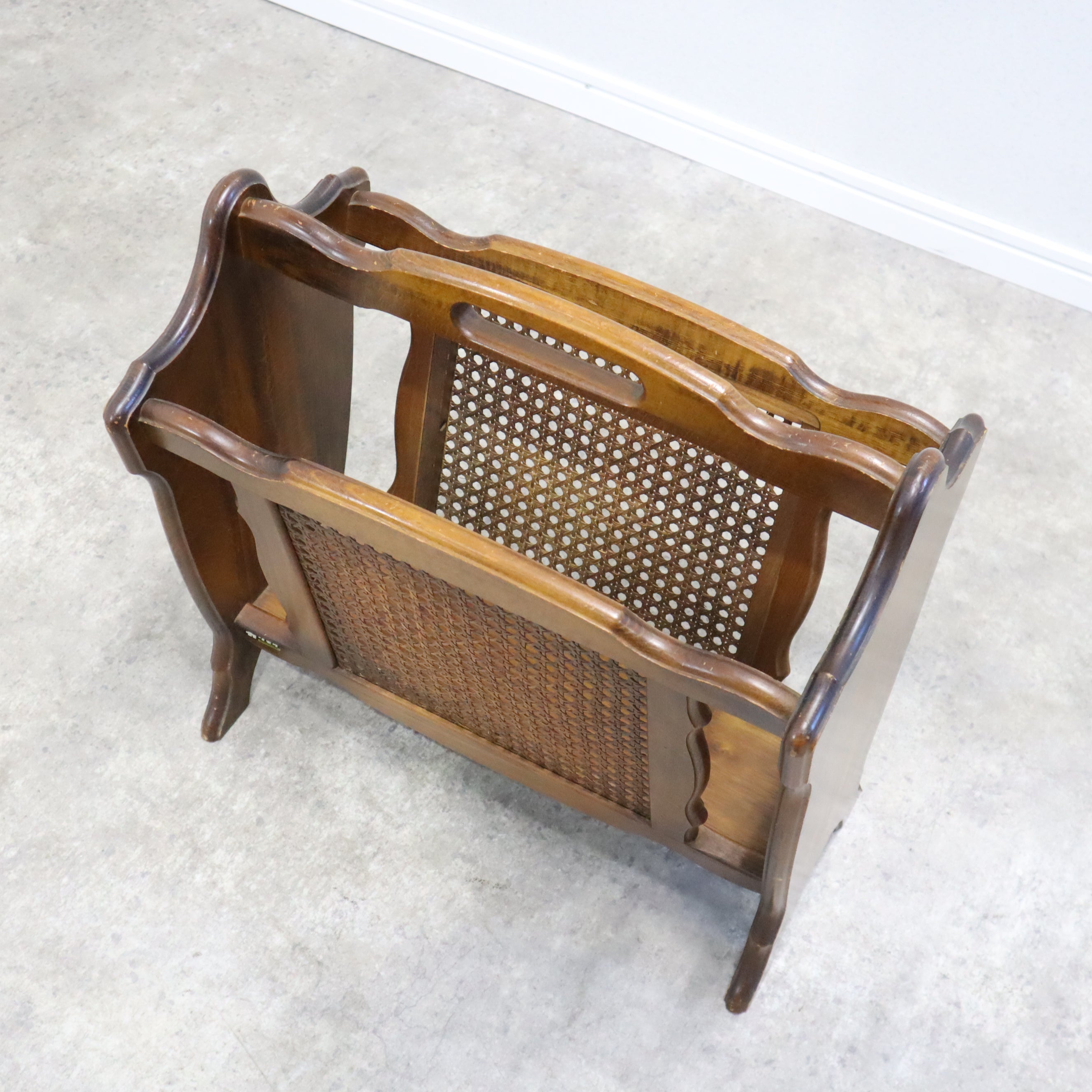 GMIK138○karimoku / カリモク コロニアル マガジンラック ス Karimoku(カリモク家具)のCOLONIAL(コロニアル)シリーズ