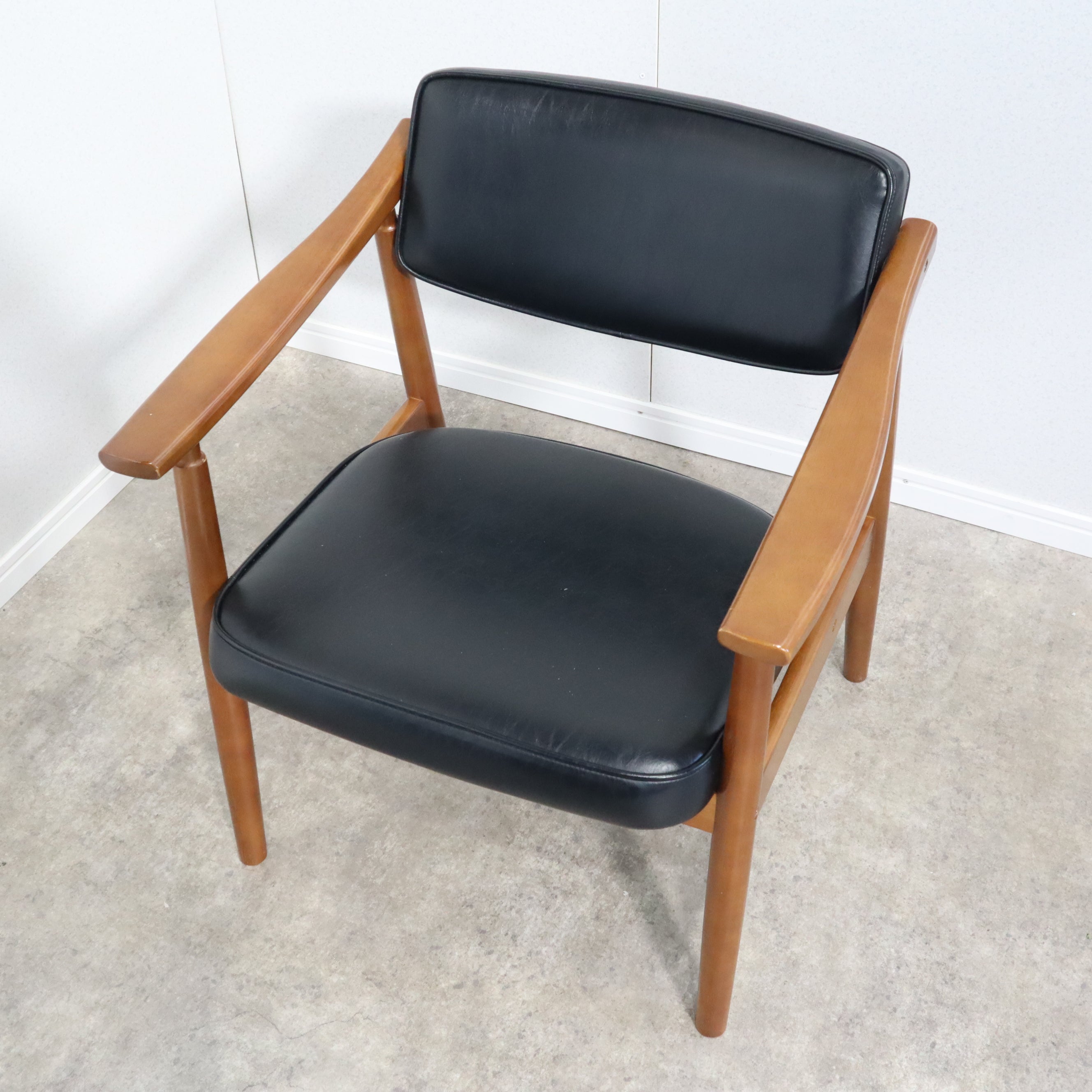 カリモク60+ Dチェア ダイニングチェア スタンダードブラック 日本製