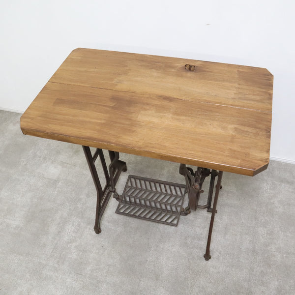 古いミシン脚と木天板のテーブル