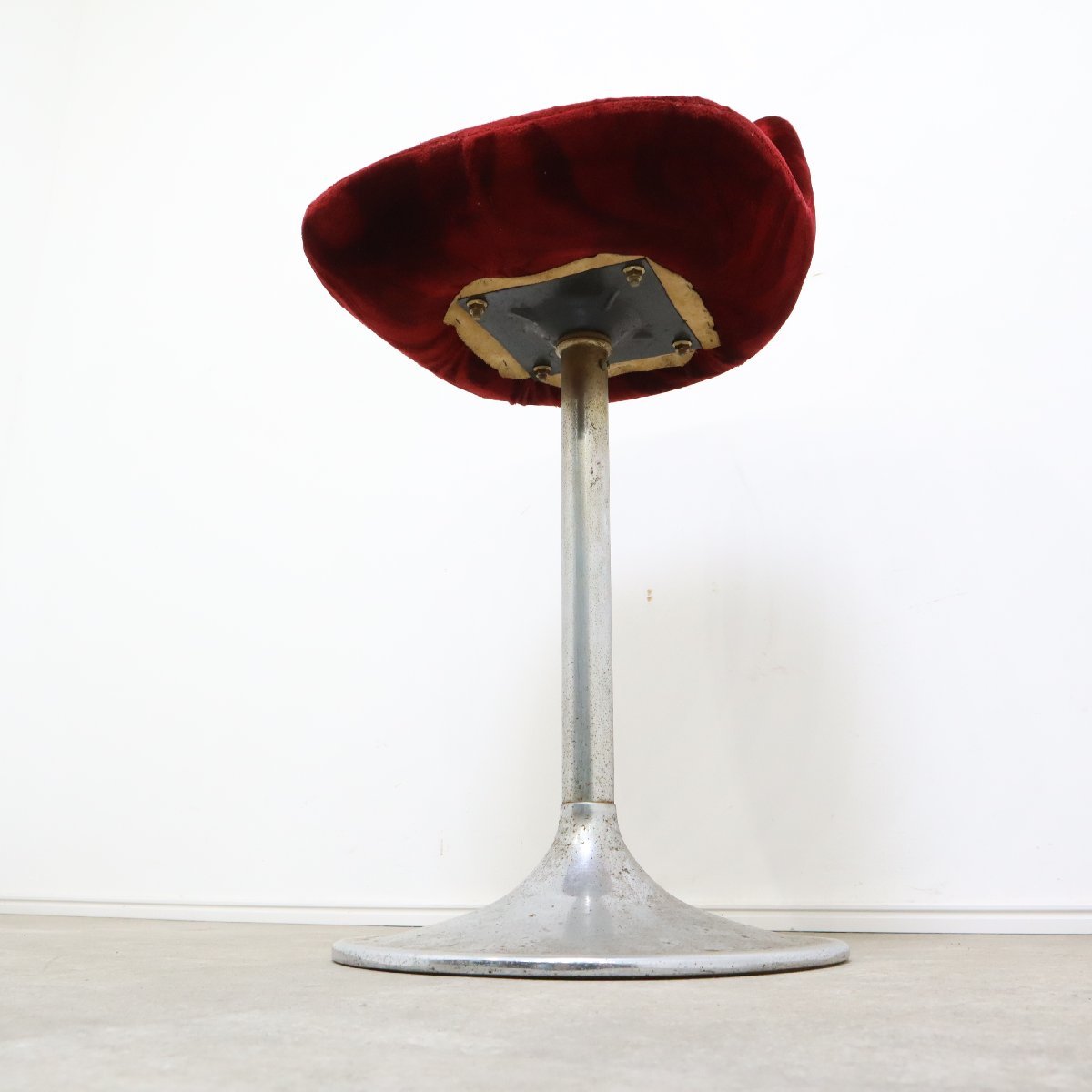 レトロなワインレッドのカウンターチェア – バナルオンラインショップ