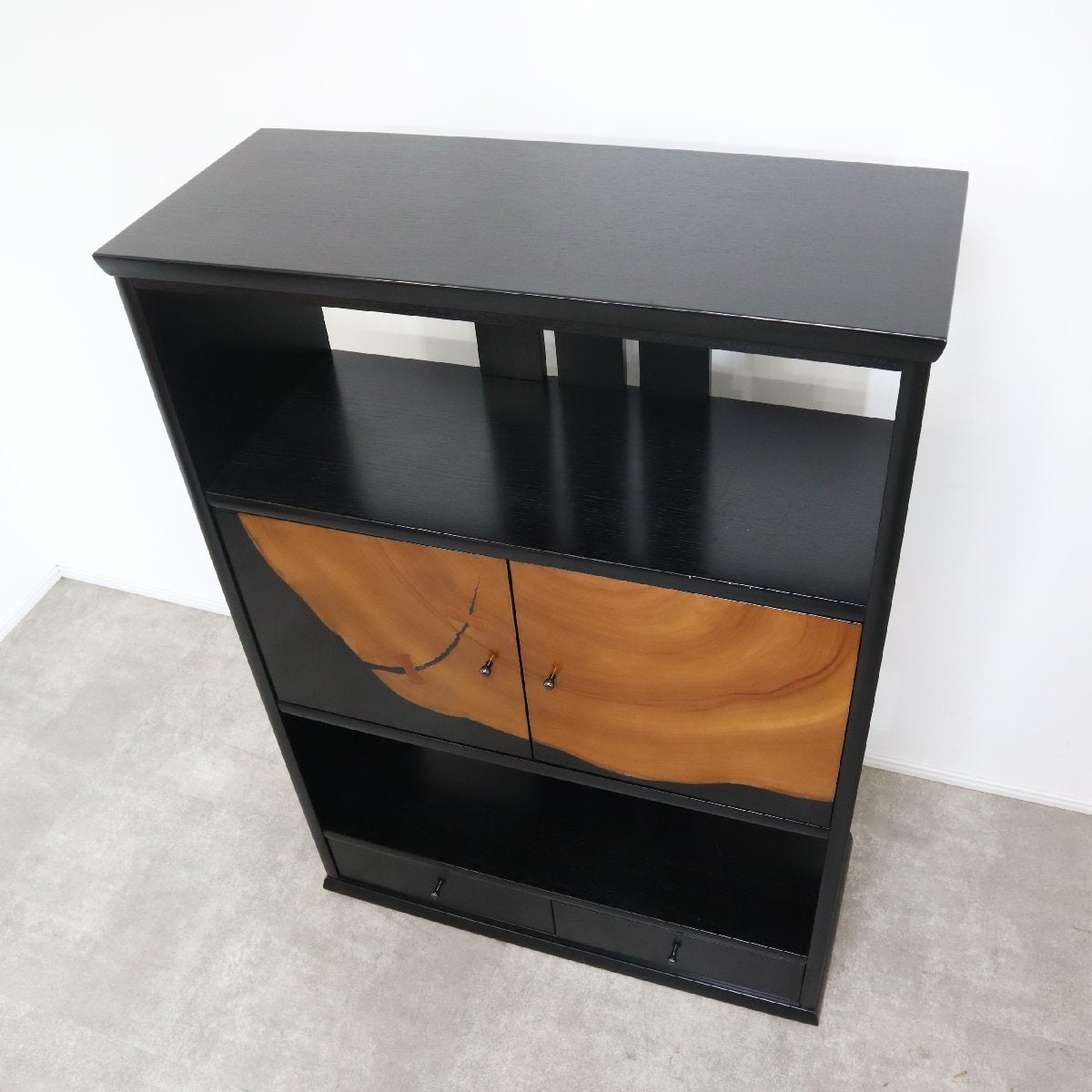 廃盤品！希少な大楠の輪切りを使用した「松岡漆工」飾り棚 – バナル