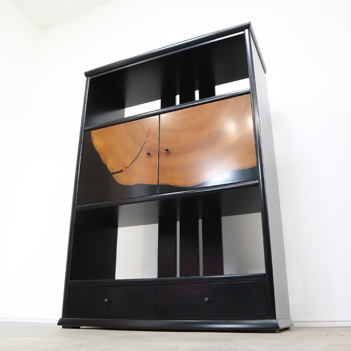 廃盤品！希少な大楠の輪切りを使用した「松岡漆工」飾り棚 – バナル